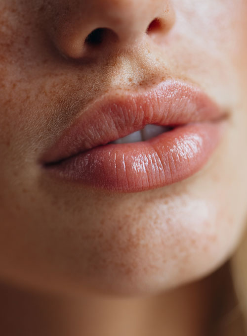 Nahaufnahme der Lippen einer Frau. Sie sind wunderschön geformt.